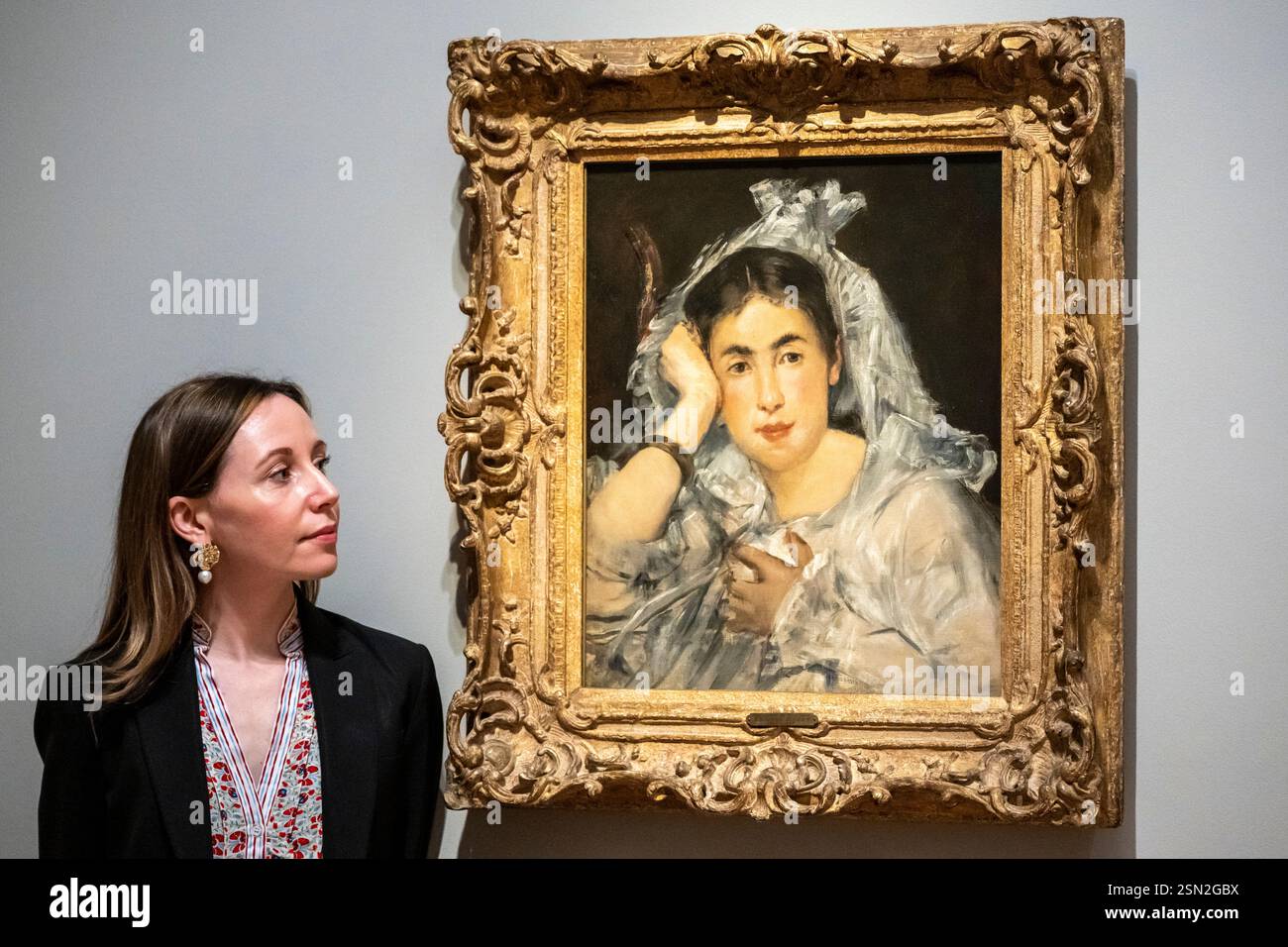 Londres, Royaume-Uni. 13 février 2025. Un collaborateur avec « Portrait de Marguerite de Conflans portant Une Mantilla », 1873, par Édouard Manet lors d’une avant-première de « Goya à l’impressionnisme : chefs-d’œuvre de la collection Oskar Reinhart » à la Galerie Courtauld. Des peintures impressionnistes et post-impressionnistes, dont des chefs-d’œuvre de Goya, Monet, Renoir, Van Gogh et Picasso, sont exposées dans la première exposition de la collection Oskar Reinhart à être mise en scène hors de Suisse. Le spectacle se déroule du 14 février au 26 mai 2025. Credit : Stephen Chung / Alamy Live News Banque D'Images