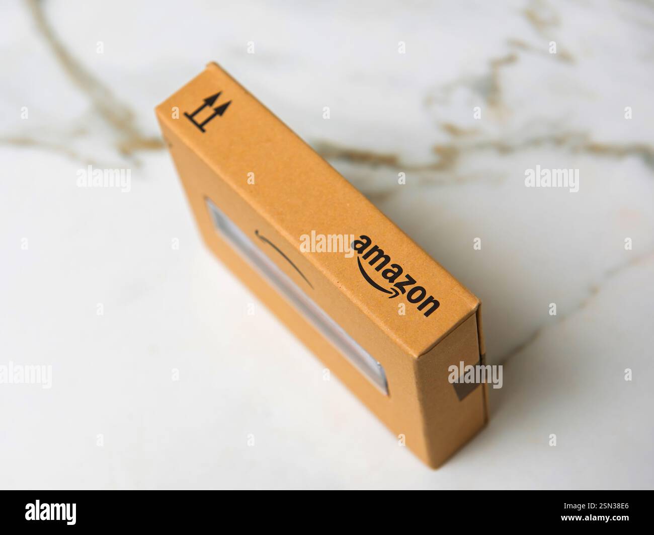Paris, France - 22 novembre 2021 : emballage en carton minimaliste de la marque Amazon avec un logo flèche placé sur une surface en marbre, à la fois simple et élégant Banque D'Images
