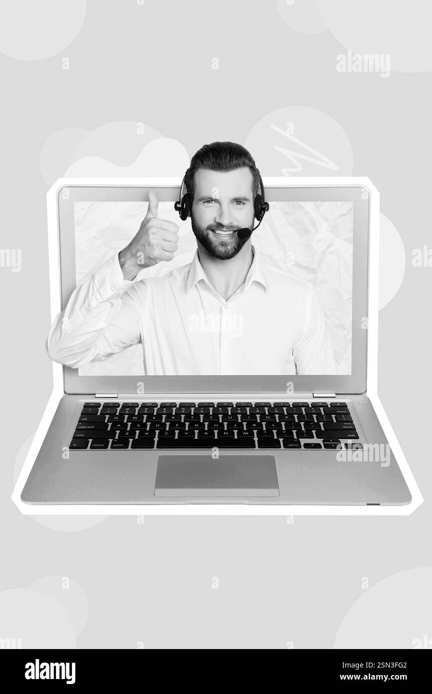Photo de collage d'un jeune opérateur de centre d'appels, un homme travaillant à distance, comme son ordinateur de travail, un écran netbook, utilise un casque isolé sur fond bleu Banque D'Images