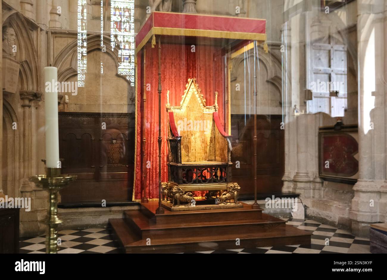 Superbe vue sur la célèbre chaise de couronnement, avec une fente sous le siège pour contenir la pierre écossaise de Scone, dans l'abbaye de Westminster St George's... Banque D'Images