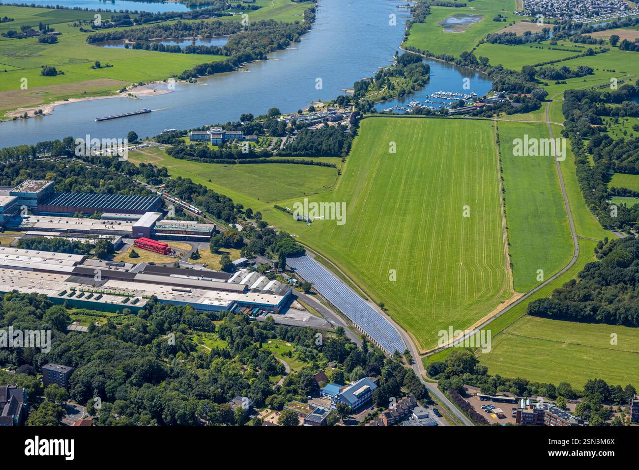 Vue aérienne, zone de prairie et vue sur le Rhin, Rheinbad avec toboggan aquatique à la promenade du Rhin et site de construction actuel, Welc en forme d'étoile Banque D'Images Vue aérienne, zone de prairie et vue sur le Rhin, Rheinbad avec toboggan aquatique à la promenade du Rhin et site de construction actuel, Welc en forme d'étoile Banque D'Images
