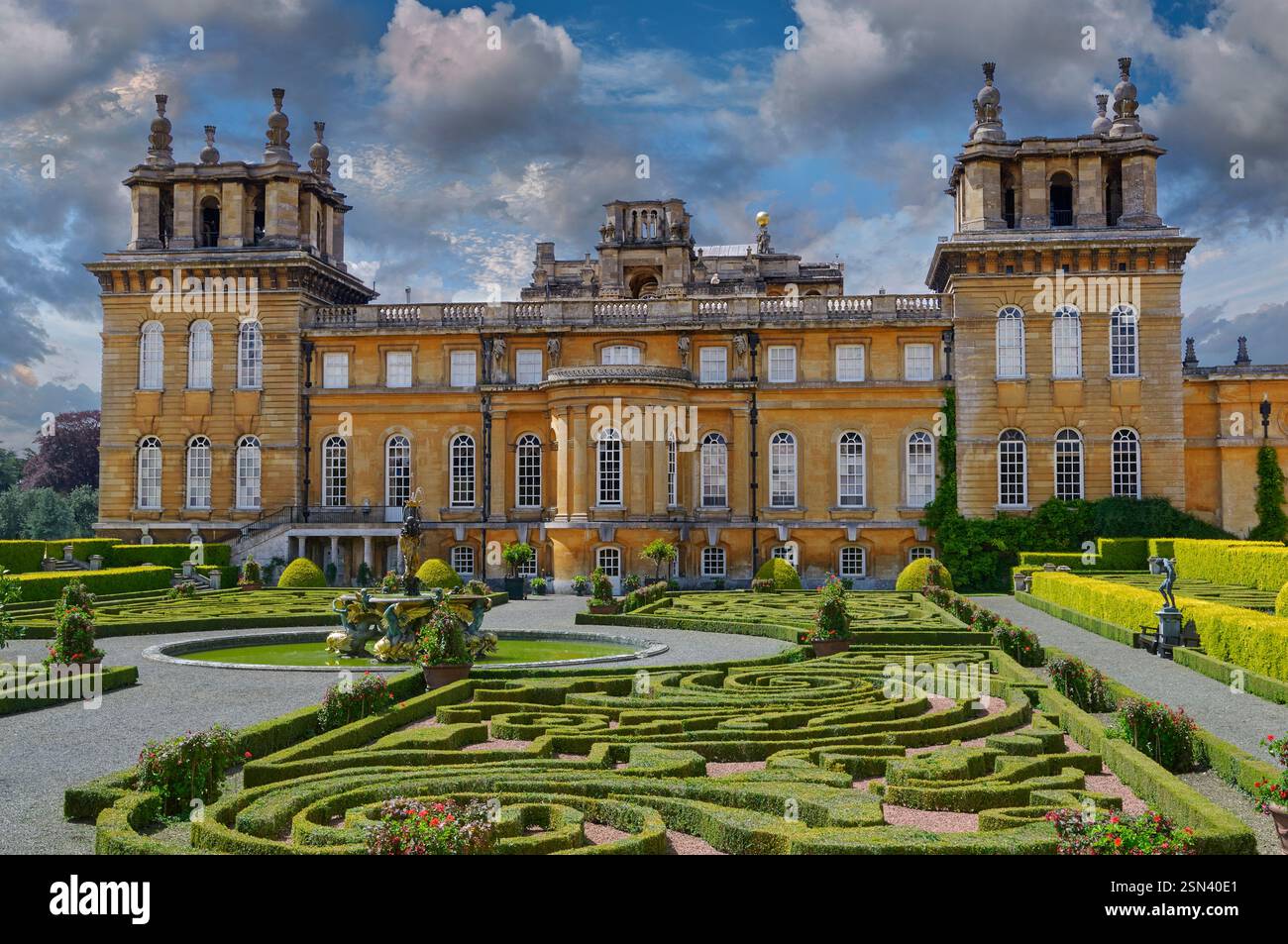 Photo de Blemheim Palace jardin italien formel avec haies topiaires formelles, statues et fontaine, Palais de Blenheim, Oxfordshire Angleterre Royaume-Uni Banque D'Images