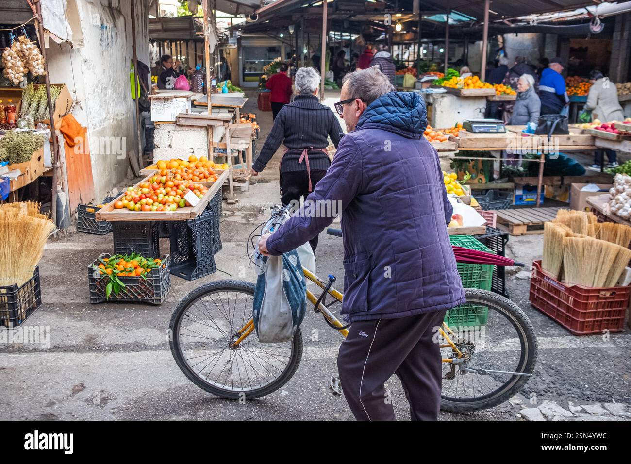 Marché local des agriculteurs avec des légumes de saison exposés avec des gens. Marché des agriculteurs des villages européens. Nourriture biologique cultivée à la maison. Alimentation saine. Albani Banque D'Images