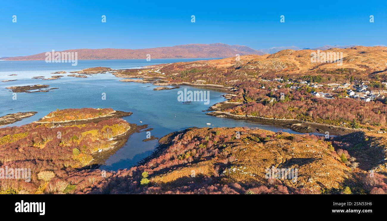 Kyle of Lochalsh Highland Scotland vue sur les maisons de ville et sur le Plock à Badicaul et les montagnes lointaines Banque D'Images
