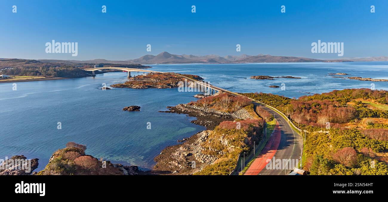Pont de Skye A87 pont routier sur le Loch Alsh Écosse avec l'île d'Eilean Ban et les collines de Cuillin lointaines Banque D'Images