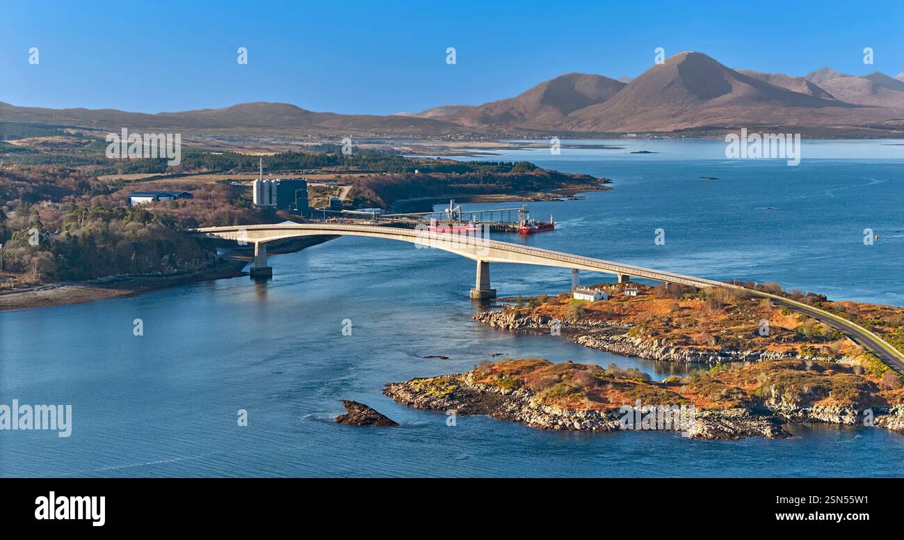 Pont Skye le pont routier A87 sur le Loch Alsh Scotland avec Eilean Ban et Gavin Maxwell Cottage et les collines de Cuillin lointaines Banque D'Images
