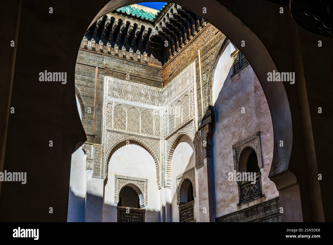 Ombres sur les murs de la Madrasa Cherratine, Fès, Maroc Banque D'Images