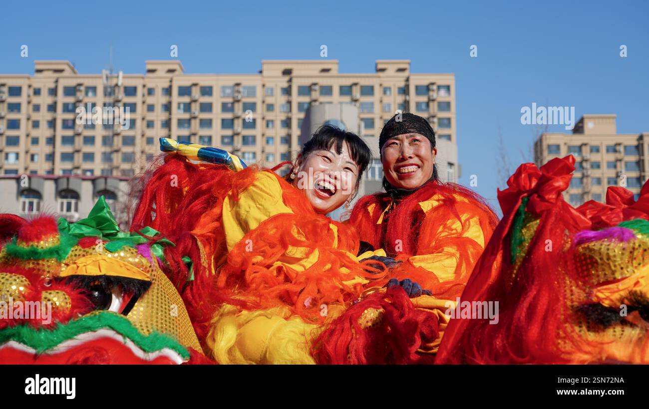 Comté de Luannan, Chine - 13 février 2025 : les gens exécutent des danses du lion sur la place pour célébrer le festival traditionnel chinois - le Festiv des lanternes Banque D'Images