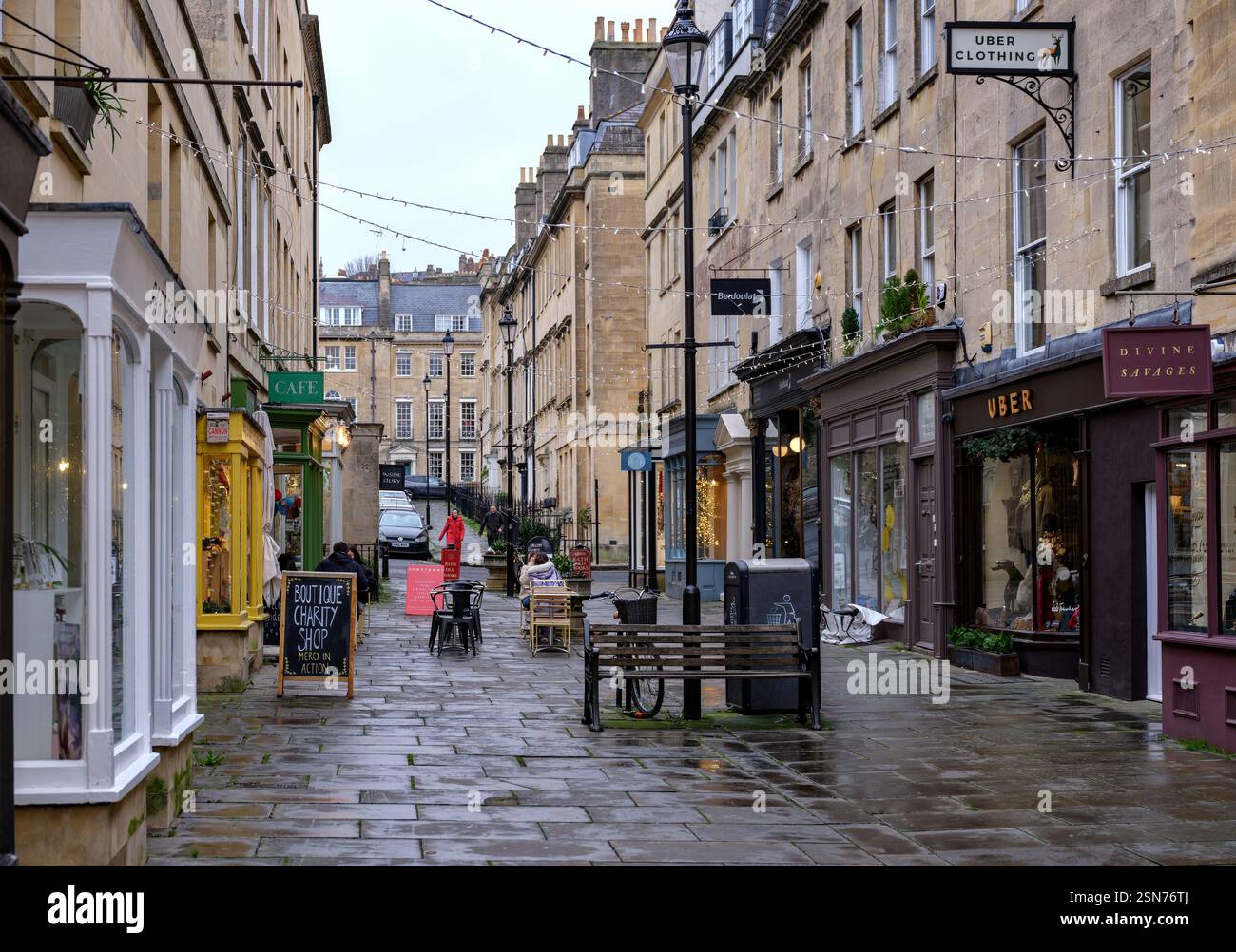 Shopping élégant dans une rue appelée Margaret's Buildings entre Royal Crescent et le cirque dans la ville de Bath dans le Somerset Royaume-Uni en hiver Banque D'Images