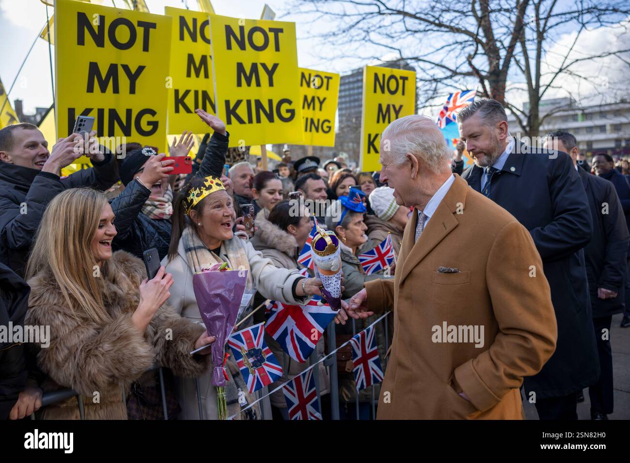 Le roi Charles III rencontre des membres du public, avec quelques manifestants anti-monarchie en arrière-plan, alors qu'il marche le long de Russell Street, lors de sa visite à Middlesbrough. Date de la photo : jeudi 13 février 2025. Banque D'Images