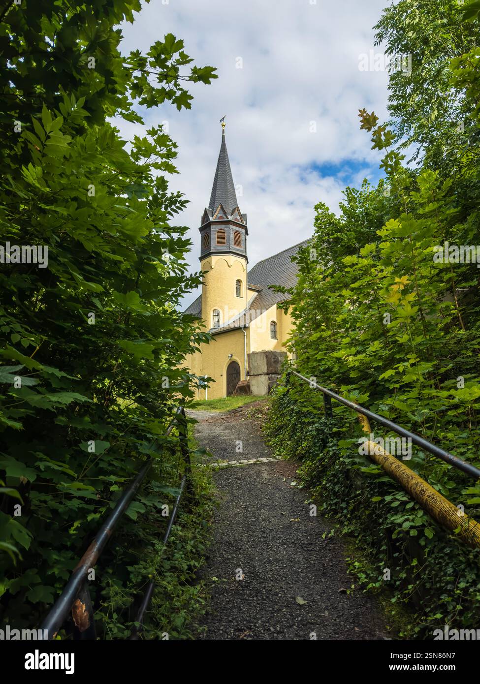 Petit château niché dans la campagne allemande pittoresque. L'architecture historique entourée d'une végétation luxuriante crée une atmosphère de conte de fées. Banque D'Images