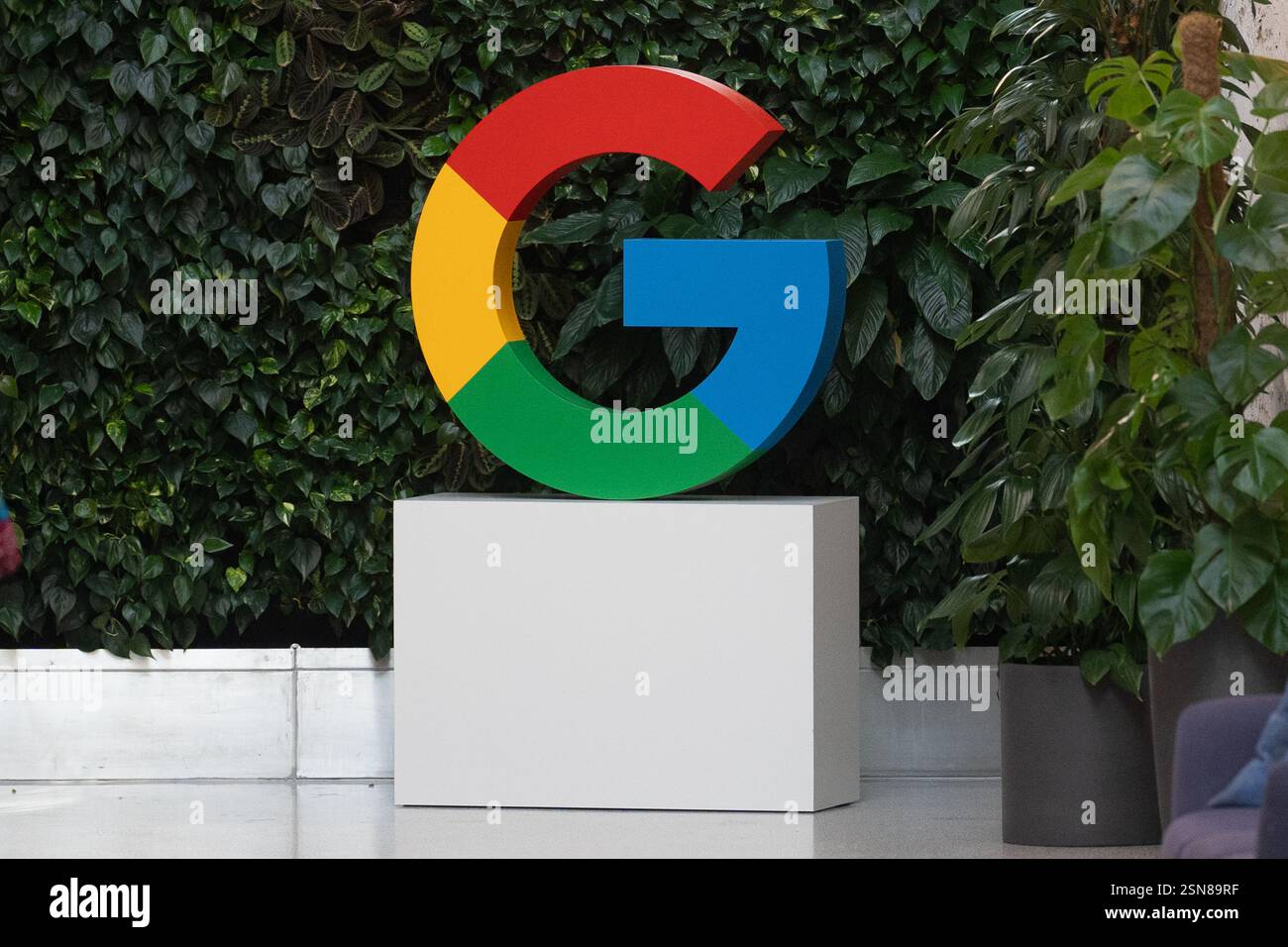 Le logo Google est bien visible lors d'une rencontre entre Sundar Pichai, PDG de Google, et Donald Tusk, premier ministre polonais. Le premier ministre polonais Donald Tusk a rencontré Alphabet et Sundar Pichai, PDG de Google. Au cours de la réunion, un mémorandum a été signé concernant l’utilisation de l’intelligence artificielle dans des secteurs tels que l’énergie et la cybersécurité. Pichai a souligné que cette coopération pourrait contribuer à une croissance de 8% du produit intérieur brut (PIB) de la Pologne et a souligné le rôle stratégique de la Pologne en tant que plus grand centre d'ingénierie de Google en Europe, employant plus de 2 000 personnes. Alphabet a également annoncé Banque D'Images