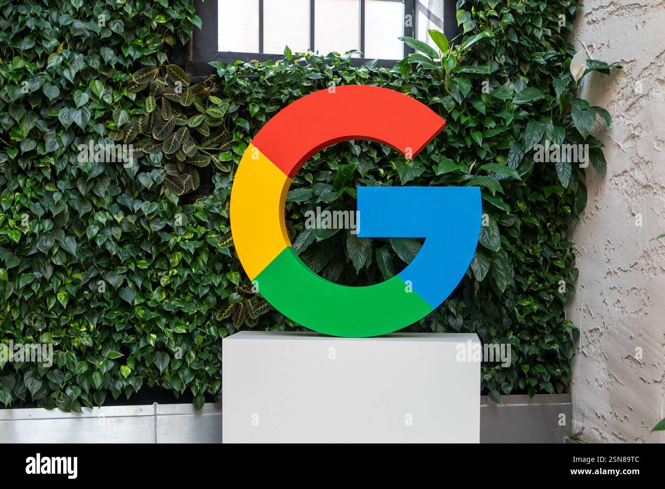 Le logo Google est bien visible lors d'une rencontre entre Sundar Pichai, PDG de Google, et Donald Tusk, premier ministre polonais. Le premier ministre polonais Donald Tusk a rencontré Alphabet et Sundar Pichai, PDG de Google. Au cours de la réunion, un mémorandum a été signé concernant l’utilisation de l’intelligence artificielle dans des secteurs tels que l’énergie et la cybersécurité. Pichai a souligné que cette coopération pourrait contribuer à une croissance de 8% du produit intérieur brut (PIB) de la Pologne et a souligné le rôle stratégique de la Pologne en tant que plus grand centre d'ingénierie de Google en Europe, employant plus de 2 000 personnes. Alphabet a également annoncé Banque D'Images
