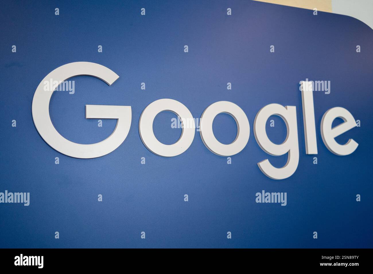 Le logo Google est bien visible lors d'une rencontre entre Sundar Pichai, PDG de Google, et Donald Tusk, premier ministre polonais. Le premier ministre polonais Donald Tusk a rencontré Alphabet et Sundar Pichai, PDG de Google. Au cours de la réunion, un mémorandum a été signé concernant l’utilisation de l’intelligence artificielle dans des secteurs tels que l’énergie et la cybersécurité. Pichai a souligné que cette coopération pourrait contribuer à une croissance de 8% du produit intérieur brut (PIB) de la Pologne et a souligné le rôle stratégique de la Pologne en tant que plus grand centre d'ingénierie de Google en Europe, employant plus de 2 000 personnes. Alphabet a également annoncé Banque D'Images