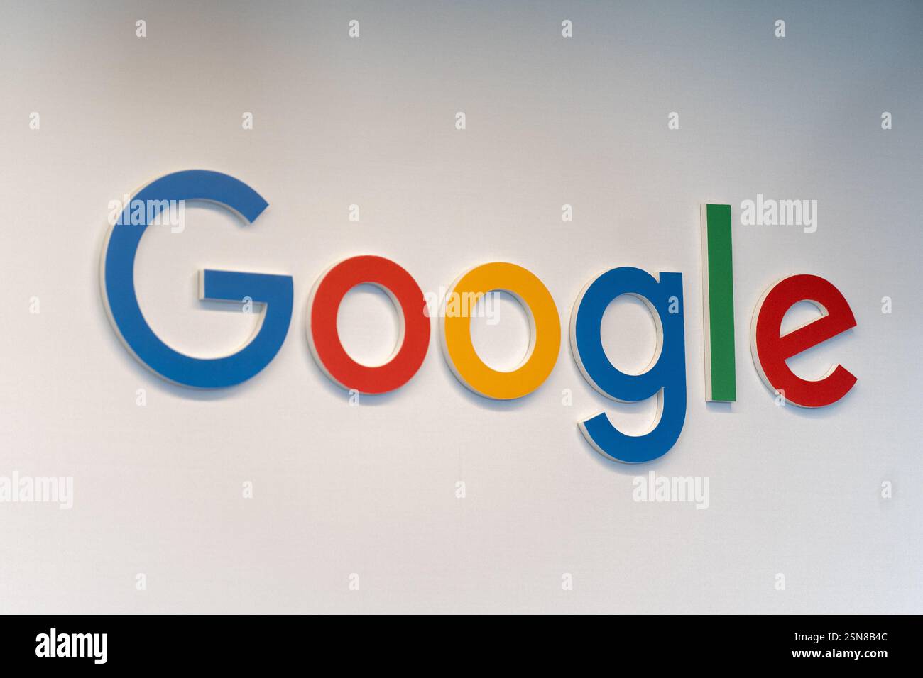 Le logo Google est bien visible lors d'une rencontre entre Sundar Pichai, PDG de Google, et Donald Tusk, premier ministre polonais. Le premier ministre polonais Donald Tusk a rencontré Alphabet et Sundar Pichai, PDG de Google. Au cours de la réunion, un mémorandum a été signé concernant l’utilisation de l’intelligence artificielle dans des secteurs tels que l’énergie et la cybersécurité. Pichai a souligné que cette coopération pourrait contribuer à une croissance de 8% du produit intérieur brut (PIB) de la Pologne et a souligné le rôle stratégique de la Pologne en tant que plus grand centre d'ingénierie de Google en Europe, employant plus de 2 000 personnes. Alphabet a également annoncé Banque D'Images