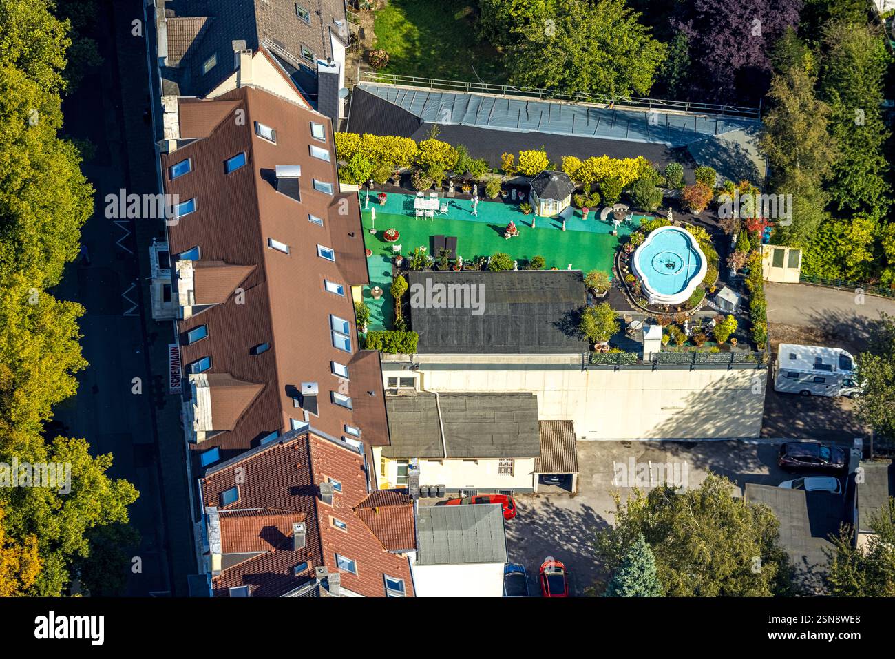 Vue aérienne, terrasse sur le toit jardin avec tapis vert, figures, pavillon et fontaine, Neumarkt, Schwelm, région de la Ruhr, Rhénanie du Nord-Westphalie, Allemagne Banque D'Images