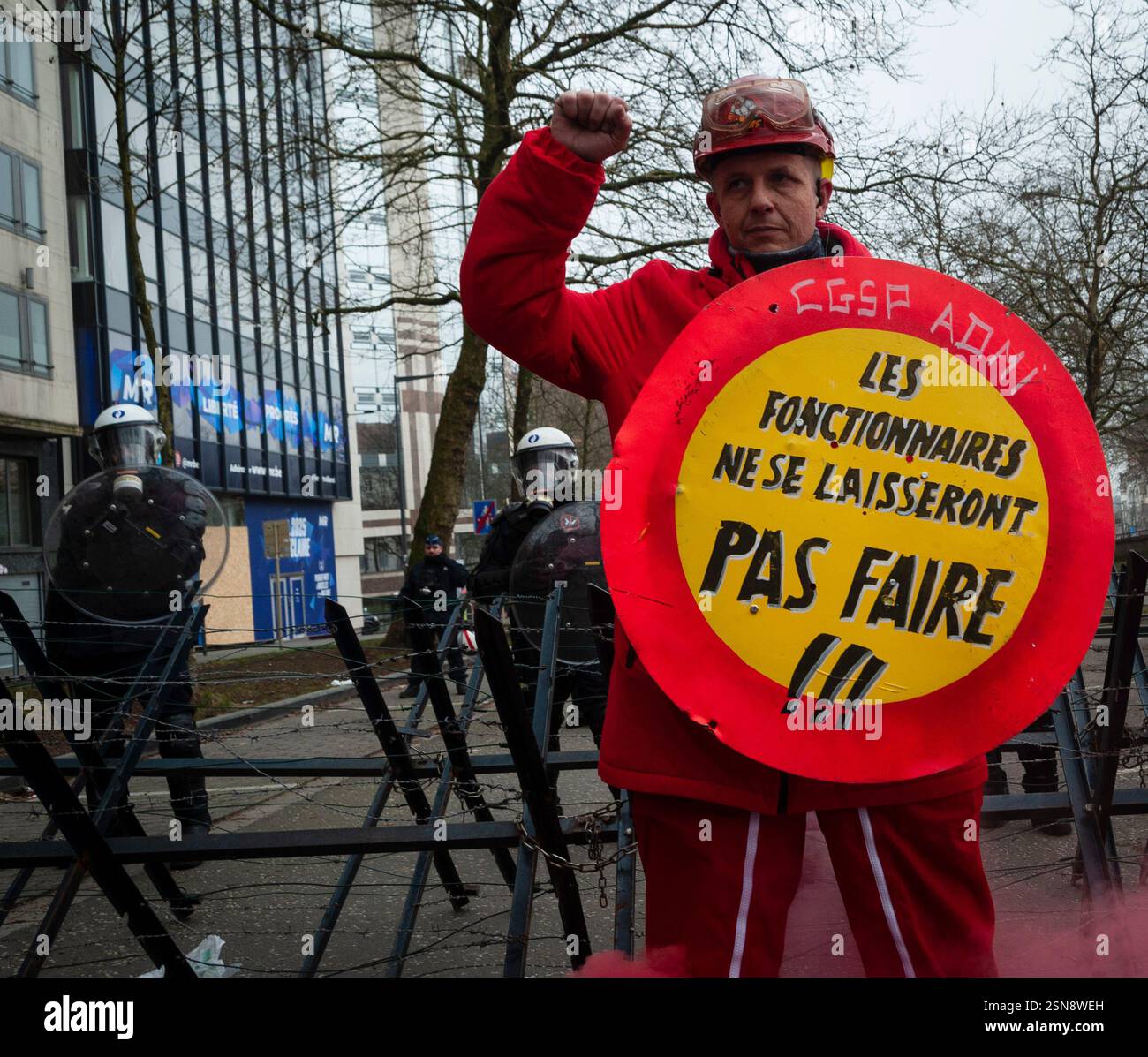 Bruxelles, Belgique. 13 février 2025. Environ 80 000 personnes ont défilé dans les rues de la capitale belge aujourd’hui pour dénoncer les réformes mises en place par le nouveau gouvernement belge connu sous le nom d’Arizona. Une politique d’austérité dénoncée par les syndicats. Des affrontements ont eu lieu entre la police et les manifestants, les premiers ayant pour mission de protéger le siège du parti MR (droite libérale et parmi les principaux vainqueurs des dernières élections). - 13/02/2025 - Belgique/Bruxelles - nicolas Landemard/le Pictorium crédit : LE PICTORIUM/Alamy Live News Banque D'Images