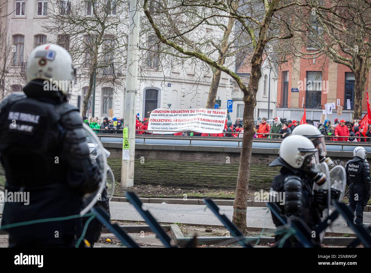 Bruxelles, Belgique. 13 février 2025. Environ 80 000 personnes ont défilé dans les rues de la capitale belge aujourd’hui pour dénoncer les réformes mises en place par le nouveau gouvernement belge connu sous le nom d’Arizona. Une politique d’austérité dénoncée par les syndicats. Des affrontements ont eu lieu entre la police et les manifestants, les premiers ayant pour mission de protéger le siège du parti MR (droite libérale et parmi les principaux vainqueurs des dernières élections). - 13/02/2025 - Belgique/Bruxelles - nicolas Landemard/le Pictorium crédit : LE PICTORIUM/Alamy Live News Banque D'Images