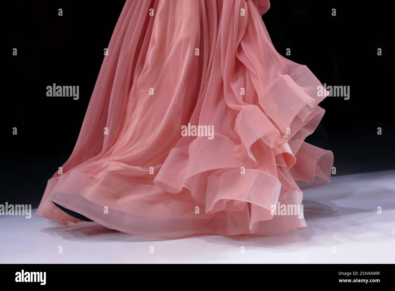Détails de mode sur fond noir, jupe longue robe rose satinée, tenue de femme fantaisie Banque D'Images