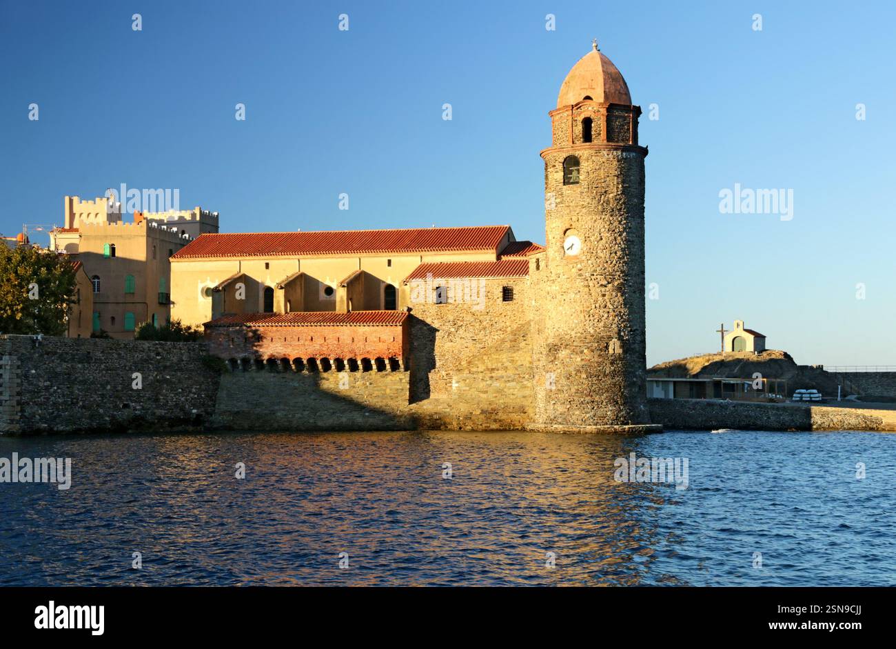Le port de Collioure et son église sur la côte Vermeille. Banque D'Images
