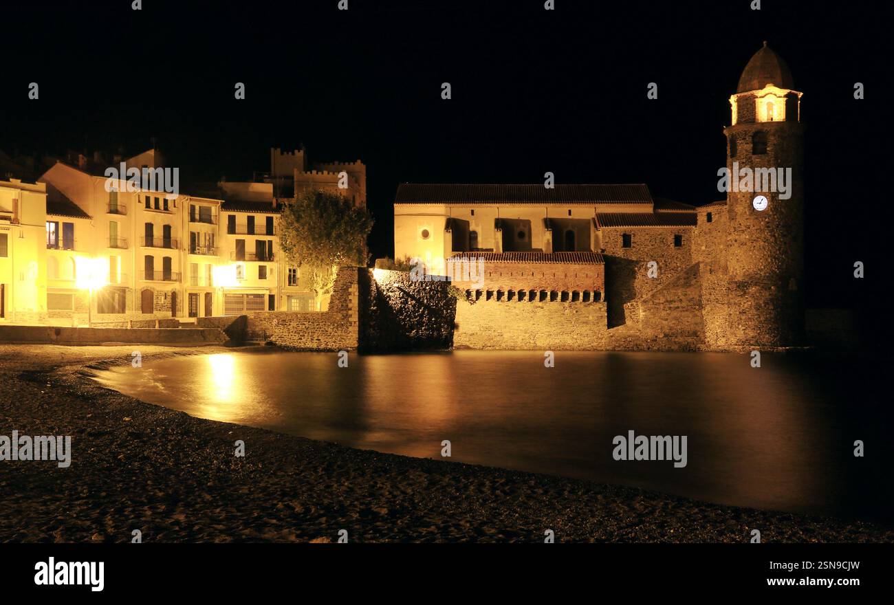 Le port de Collioure et son église sur la côte Vermeille. Banque D'Images