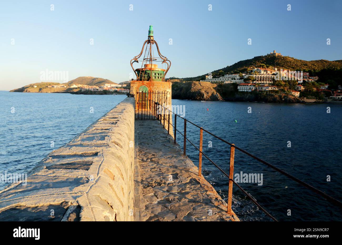 Le port de Collioure et son église sur la côte Vermeille. Banque D'Images