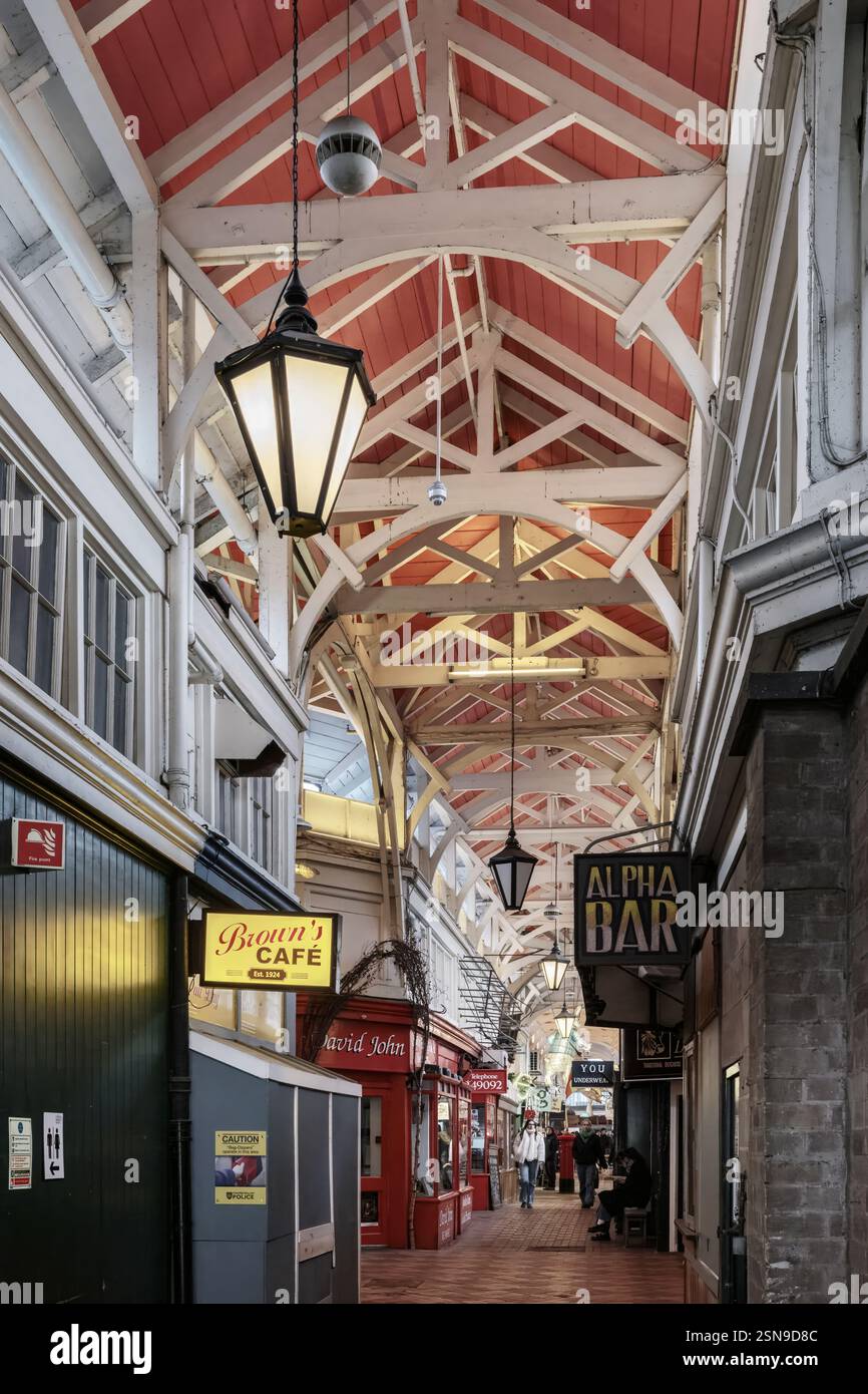 Oxford, Angleterre - le marché couvert est un marché intérieur historique avec des boutiques indépendantes permanentes et des stands sur Market Street dans le centre d'Oxford. Le Banque D'Images