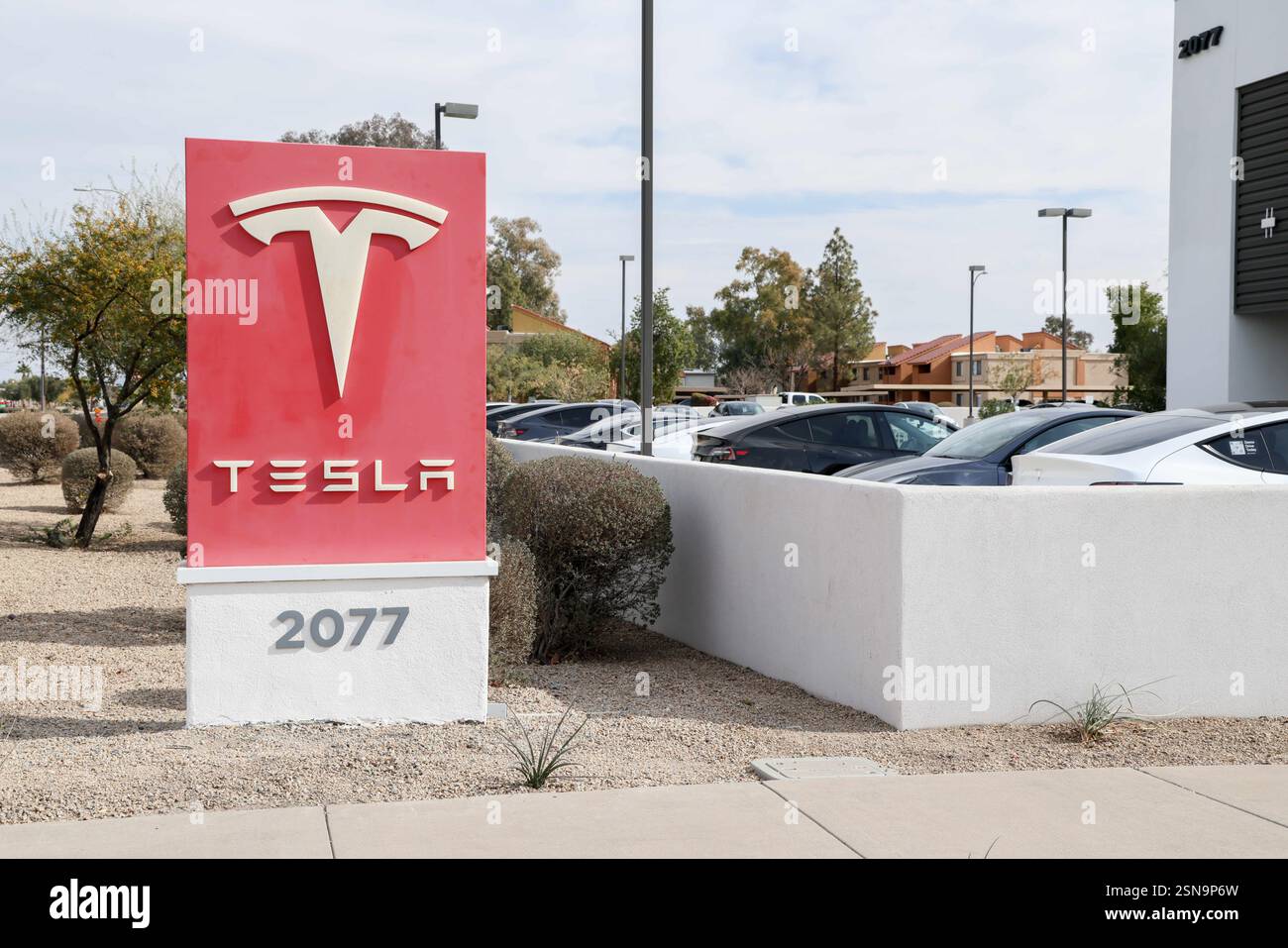Une station-service Tesla peut être vue sur University Drive à Teme, Arizona, États-Unis le 25 janvier 2025. Tesla est aux prises avec la baisse des ventes mondiales, les craintes tarifaires et les réactions aux opinions politiques d’Elon Musk. De plus, certains centres de service et véhicules ont récemment été vandalisés avec des graffitis et des vitres brisées. (Photo : Alexandra Buxbaum/Sipa USA) Banque D'Images