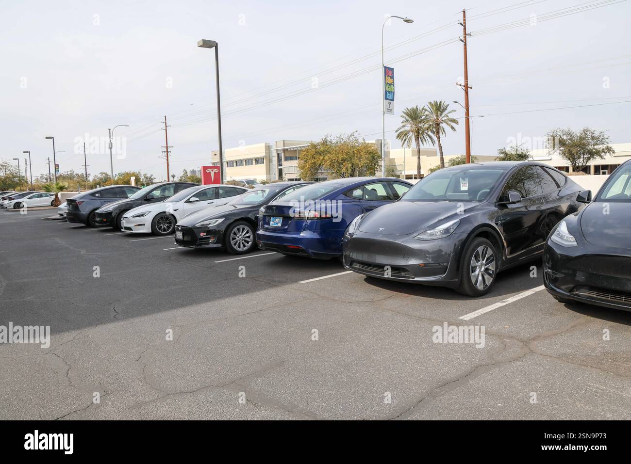 Les voitures Telsa EV sont garées à une station-service Tesla sur University Drive à Teme, Arizona, États-Unis le 25 janvier 2025. Tesla est aux prises avec la baisse des ventes mondiales, les craintes tarifaires et les réactions aux opinions politiques d'Elon MuskÕs. De plus, certains centres de service et véhicules ont récemment été vandalisés avec des graffitis et des vitres brisées. (Photo : Alexandra Buxbaum/Sipa USA) Banque D'Images
