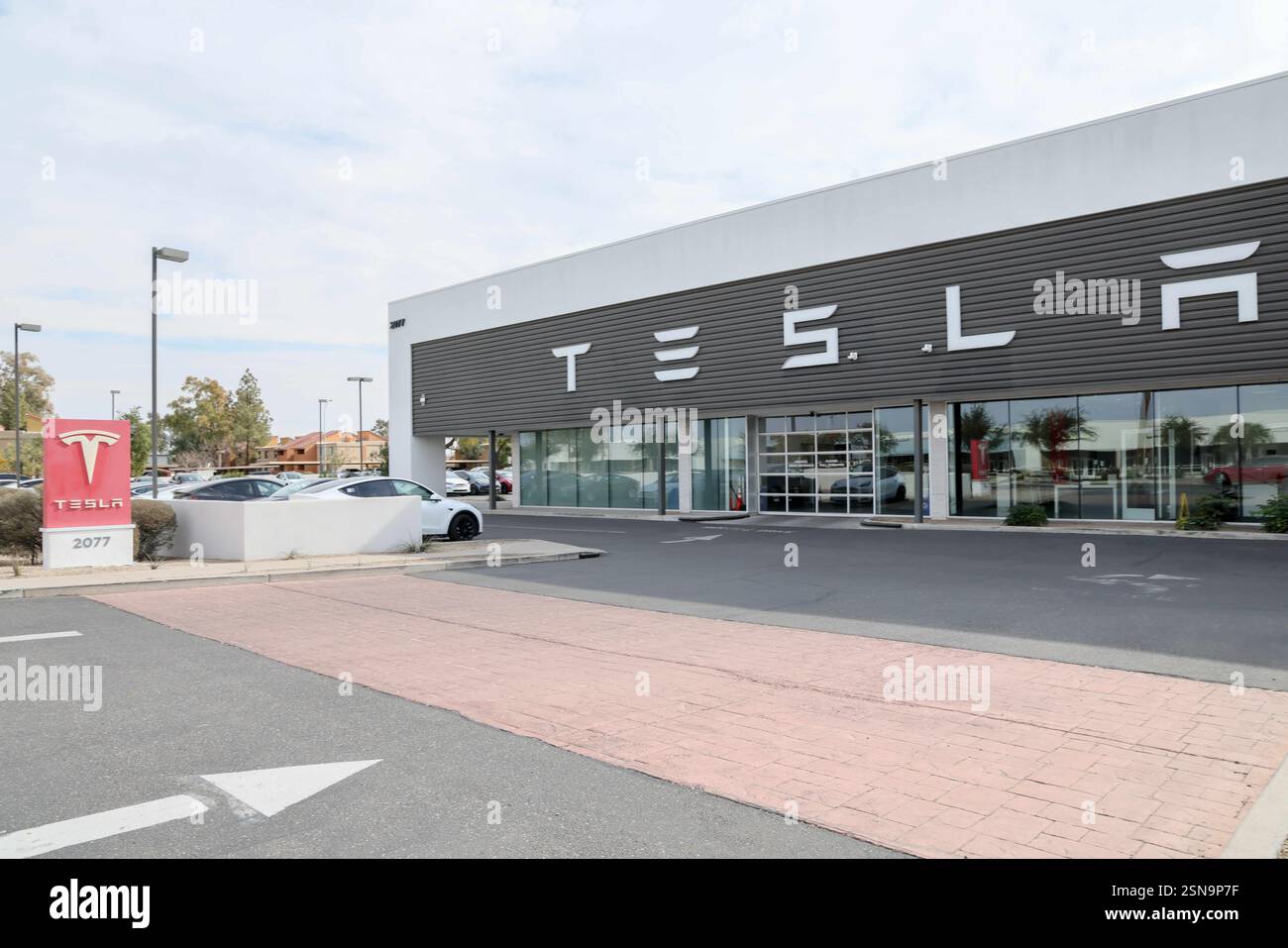 Une station-service Tesla peut être vue sur University Drive à Teme, Arizona, États-Unis le 25 janvier 2025. Tesla est aux prises avec la baisse des ventes mondiales, les craintes tarifaires et les réactions aux opinions politiques d’Elon Musk. De plus, certains centres de service et véhicules ont récemment été vandalisés avec des graffitis et des vitres brisées. (Photo : Alexandra Buxbaum/Sipa USA) Banque D'Images