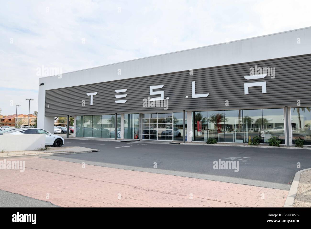 Une station-service Tesla peut être vue sur University Drive à Teme, Arizona, États-Unis le 25 janvier 2025. Tesla est aux prises avec la baisse des ventes mondiales, les craintes tarifaires et les réactions aux opinions politiques d’Elon Musk. De plus, certains centres de service et véhicules ont récemment été vandalisés avec des graffitis et des vitres brisées. (Photo : Alexandra Buxbaum/Sipa USA) Banque D'Images