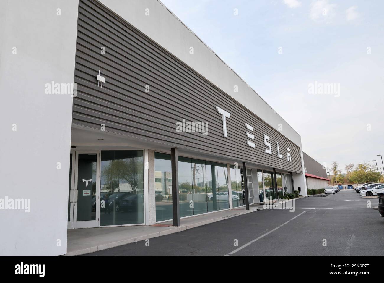 Une station-service Tesla peut être vue sur University Drive à Teme, Arizona, États-Unis le 25 janvier 2025. Tesla est aux prises avec la baisse des ventes mondiales, les craintes tarifaires et les réactions aux opinions politiques d’Elon Musk. De plus, certains centres de service et véhicules ont récemment été vandalisés avec des graffitis et des vitres brisées. (Photo : Alexandra Buxbaum/Sipa USA) Banque D'Images