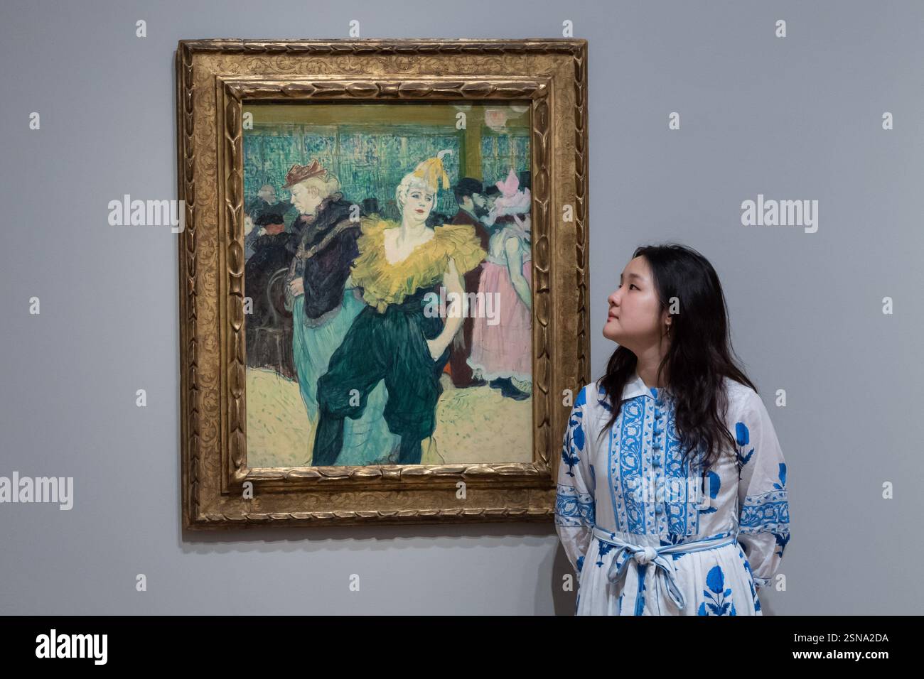 Londres, Royaume-Uni. 13 février 2025. LONDRES, ROYAUME-UNI - 13 FÉVRIER 2025 : un membre du personnel regarde un tableau de Henri de Toulouse-Lautrec intitulé « le Clown Cha-U-Kao » (1895) lors d'une visite photographique à la Courtauld Gallery dans le cadre de la nouvelle exposition Goya to Impressionism : Masterpieces from the Oskar Reinhart Collection à Londres, Royaume-Uni, le 13 février 2025. (Photo de Wiktor Szymanowicz/NurPhoto) crédit : NurPhoto SRL/Alamy Live News Banque D'Images