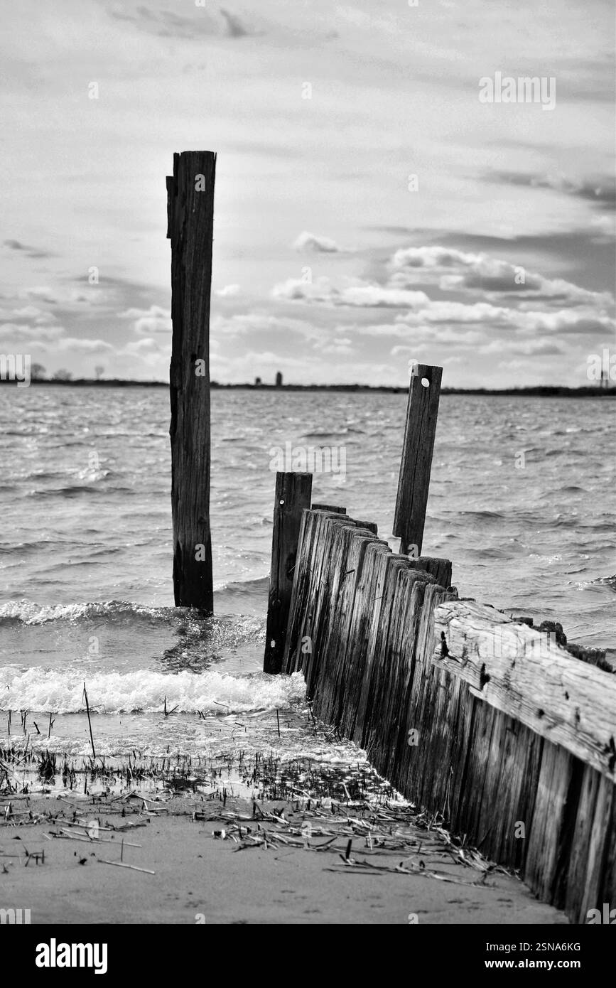 Un quai en bois altéré au bord de l'eau. Jamaica Bay New York Banque D'Images