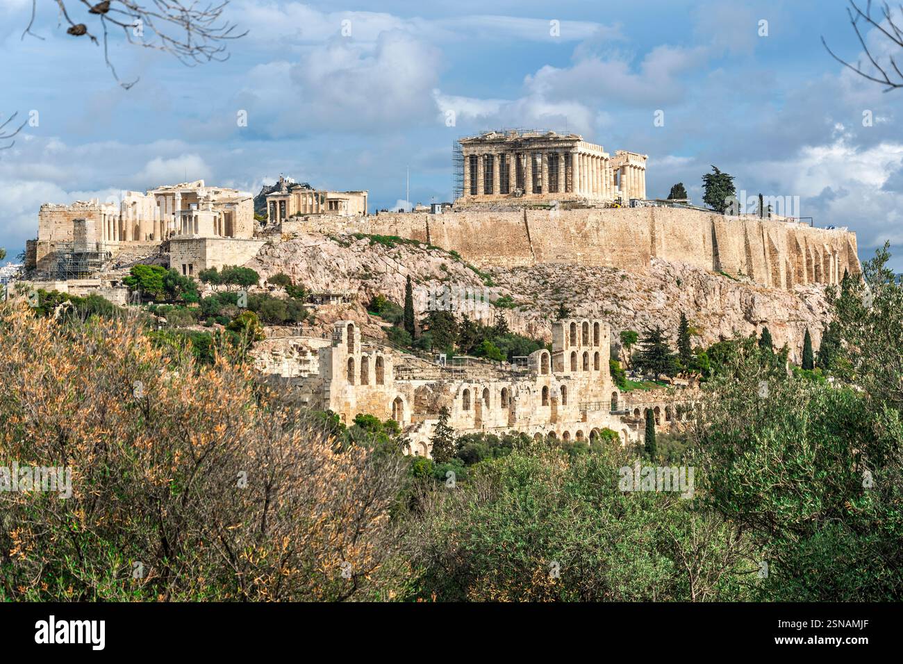 Vue depuis la colline de Philopappos des ruines sur la colline de l'Acropole, avec Parthénon, Erechthéion, Odéon, Propylaea Gate en vue à Athènes Grèce. Banque D'Images