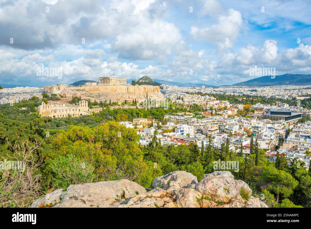 Vue depuis la colline de Philopappos des ruines sur la colline de l'Acropole, avec Parthénon, Erechthéion, Odéon, Propylaea Gate en vue à Athènes Grèce. Banque D'Images