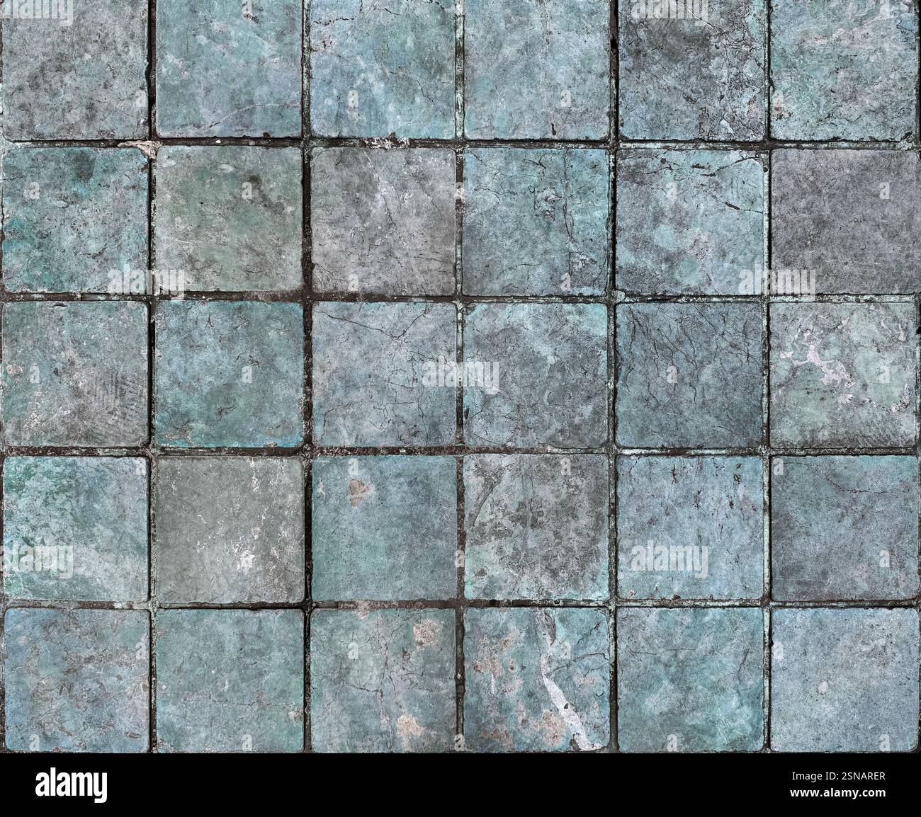 Texture murale unique de carreaux de marbre en pierre naturelle dans un mélange de bleu, gris, cyan couleur avec des veines abstraites aléatoires. Mur de carreaux de marbre extérieur rodé et rugueux Banque D'Images