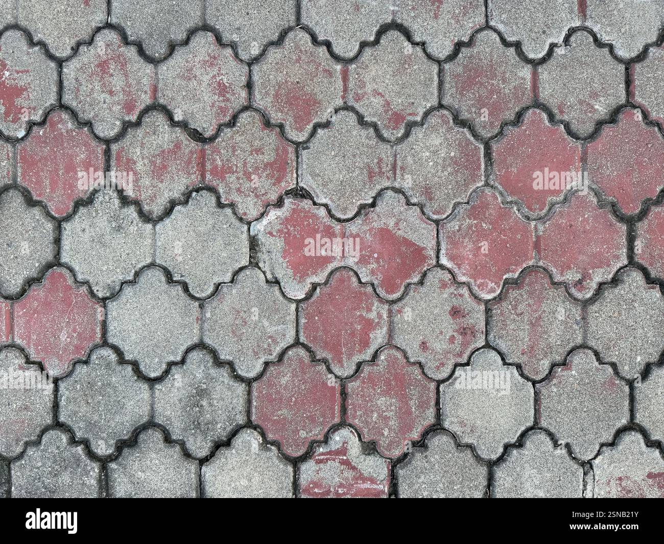 Carreaux de pavé extérieur ornementaux courbés, couleur gris foncé et rose. Pavé vieilli et rouillé dans un motif ornemental classique. Trottoir Outdoo Banque D'Images