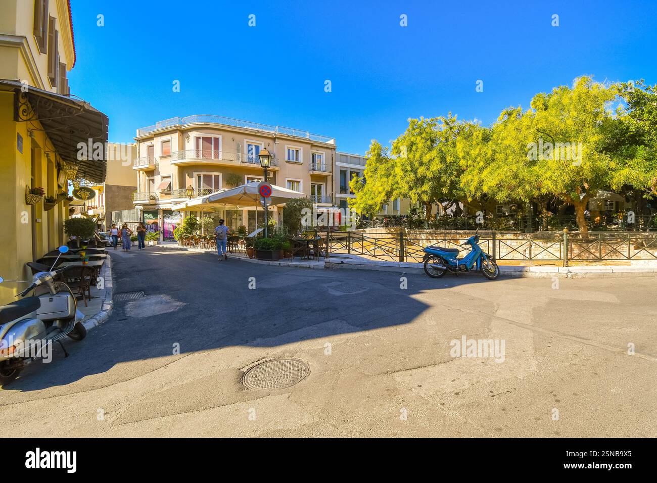 Un espace ouvert et une petite place dans le quartier historique de Plaka à Athènes en Grèce. Banque D'Images
