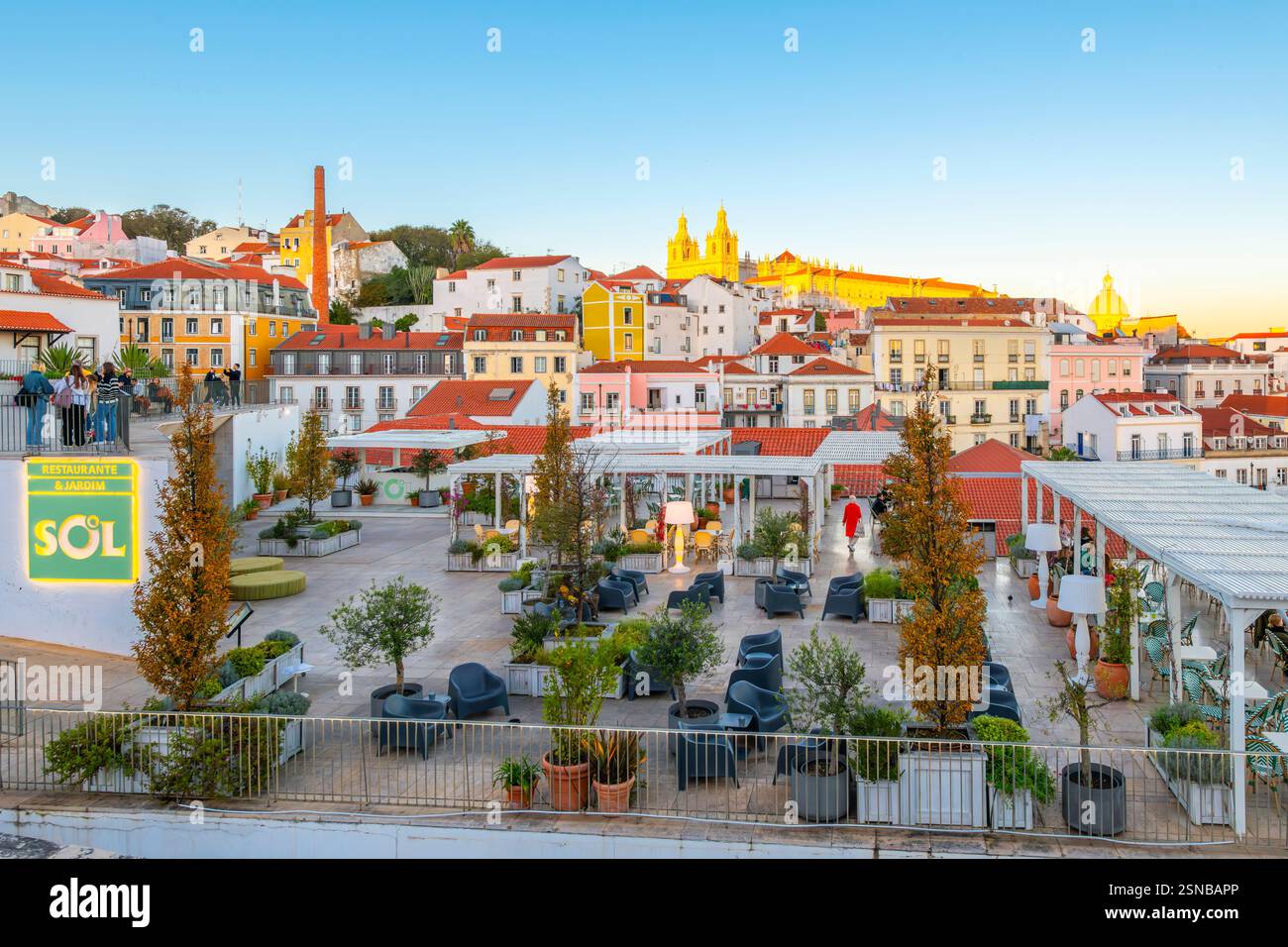 Coucher de soleil tôt sur la grande terrasse extérieure de la terrasse d'observation Miradouro das Portas do sol dans le quartier historique d'Alfama à Lisbonne Portugal. Banque D'Images