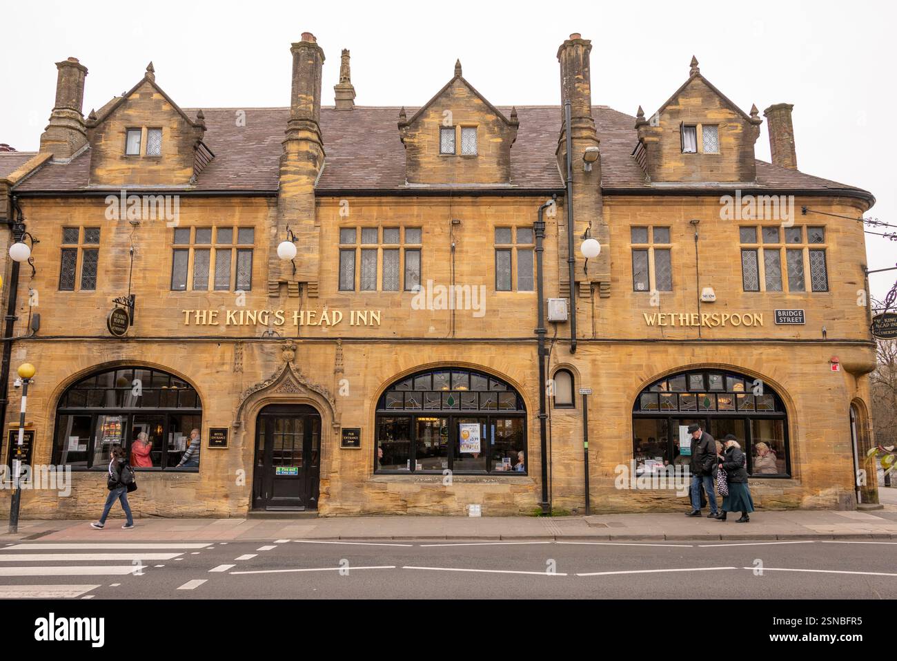The King's Head, un pub Wetherspoon, sur Bridge Street, Salisbury Banque D'Images