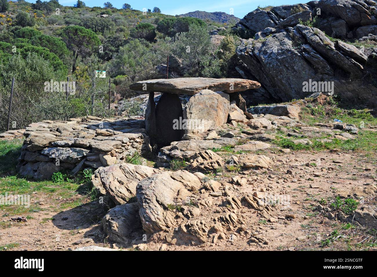 Llit de la Generala dolmen. Tombeau de passage construit avec gneiss (3500-3000 av. J.-C.). Roses, Alt Empordà, Gérone, Catalogne, Espagne. Banque D'Images