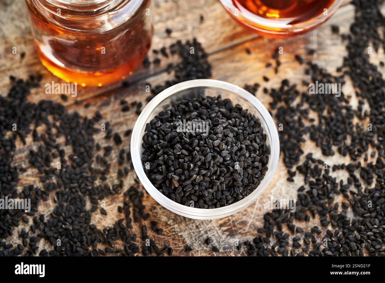 Graines et huile de cumin noir ou Nigella sativa Banque D'Images