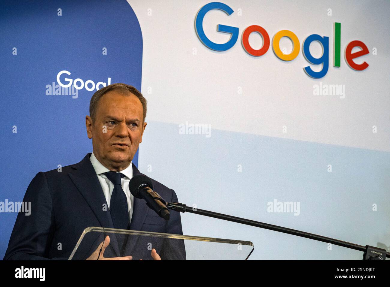 Devant un logo Google, le premier ministre polonais Donald Tusk s’adresse aux médias. Sundar Pichai, PDG d'alphabet et Google, accueille le premier ministre polonais Donald Tusk sur le campus des startups de l'entreprise. Lors d’une conférence de presse, Tusk et Pichai ont annoncé la signature d’un mémorandum de coopération dans le domaine de l’intelligence artificielle dans des secteurs tels que l’énergie et la cybersécurité. Donald Tusk estime que ce mémorandum permettra à Google de meilleures opportunités d’investissement en Pologne, ce qui profitera à la sécurité nationale. Pichai a souligné que cette coopération pourrait contribuer à une croissance de 8% de P Banque D'Images
