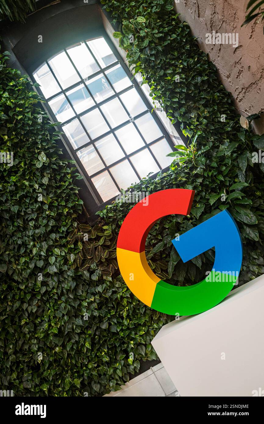 Un logo Google est placé à l'entrée du campus. Sundar Pichai, PDG d'alphabet et Google, accueille le premier ministre polonais Donald Tusk sur le campus des startups de l'entreprise. Lors d’une conférence de presse, Tusk et Pichai ont annoncé la signature d’un mémorandum de coopération dans le domaine de l’intelligence artificielle dans des secteurs tels que l’énergie et la cybersécurité. Donald Tusk estime que ce mémorandum permettra à Google de meilleures opportunités d’investissement en Pologne, ce qui profitera à la sécurité nationale. Pichai a souligné que cette coopération pourrait contribuer à une croissance de 8% du PIB polonais et à la hausse Banque D'Images