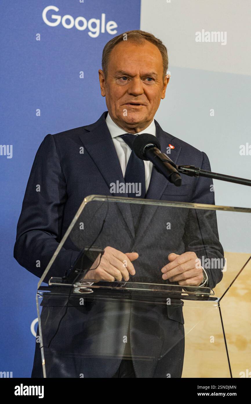 Devant un logo Google, le premier ministre polonais Donald Tusk s’adresse aux médias. Sundar Pichai, PDG d'alphabet et Google, accueille le premier ministre polonais Donald Tusk sur le campus des startups de l'entreprise. Lors d’une conférence de presse, Tusk et Pichai ont annoncé la signature d’un mémorandum de coopération dans le domaine de l’intelligence artificielle dans des secteurs tels que l’énergie et la cybersécurité. Donald Tusk estime que ce mémorandum permettra à Google de meilleures opportunités d’investissement en Pologne, ce qui profitera à la sécurité nationale. Pichai a souligné que cette coopération pourrait contribuer à une croissance de 8% de P Banque D'Images