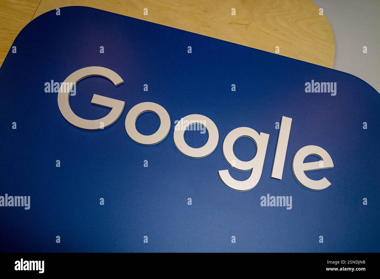 Un logo Google se trouve sur le mur du Startup Campus de l'entreprise. Sundar Pichai, PDG d'alphabet et Google, accueille le premier ministre polonais Donald Tusk sur le campus des startups de l'entreprise. Lors d’une conférence de presse, Tusk et Pichai ont annoncé la signature d’un mémorandum de coopération dans le domaine de l’intelligence artificielle dans des secteurs tels que l’énergie et la cybersécurité. Donald Tusk estime que ce mémorandum permettra à Google de meilleures opportunités d’investissement en Pologne, ce qui profitera à la sécurité nationale. Pichai a souligné que cette coopération pourrait contribuer à une croissance de 8% du PIB polonais an Banque D'Images
