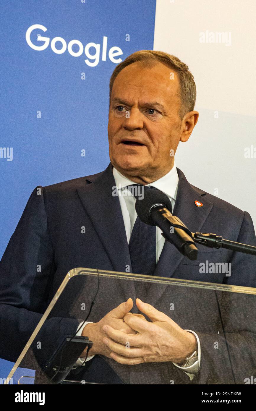 Devant un logo Google, le premier ministre polonais Donald Tusk s’adresse aux médias. Sundar Pichai, PDG d'alphabet et Google, accueille le premier ministre polonais Donald Tusk sur le campus des startups de l'entreprise. Lors d’une conférence de presse, Tusk et Pichai ont annoncé la signature d’un mémorandum de coopération dans le domaine de l’intelligence artificielle dans des secteurs tels que l’énergie et la cybersécurité. Donald Tusk estime que ce mémorandum permettra à Google de meilleures opportunités d’investissement en Pologne, ce qui profitera à la sécurité nationale. Pichai a souligné que cette coopération pourrait contribuer à une croissance de 8% de P Banque D'Images