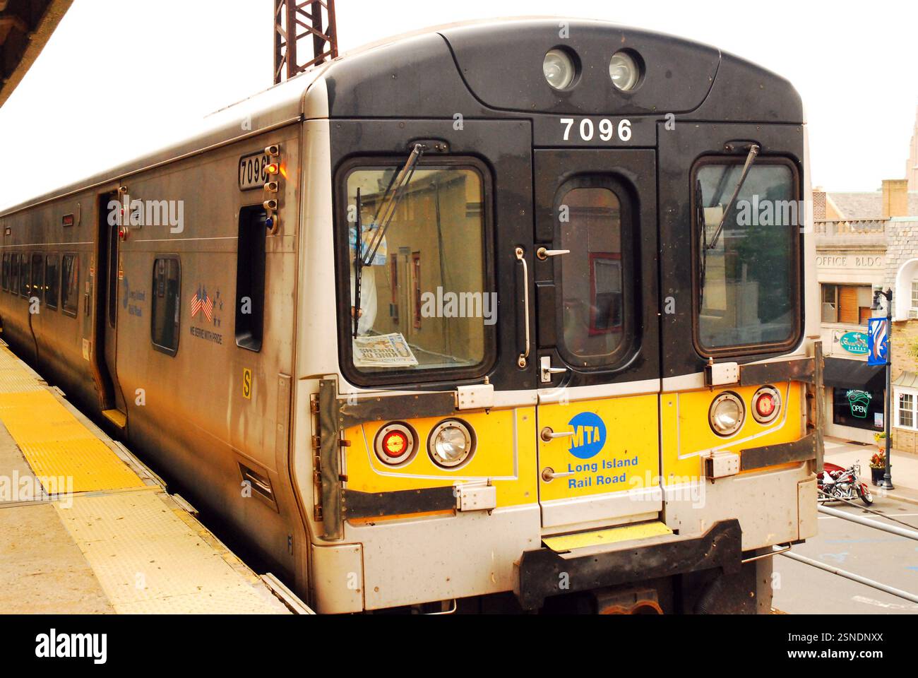 Un train de chemin de fer de long Island se prépare à partir de la gare après avoir pris ses passagers pendant les heures de pointe Banque D'Images
