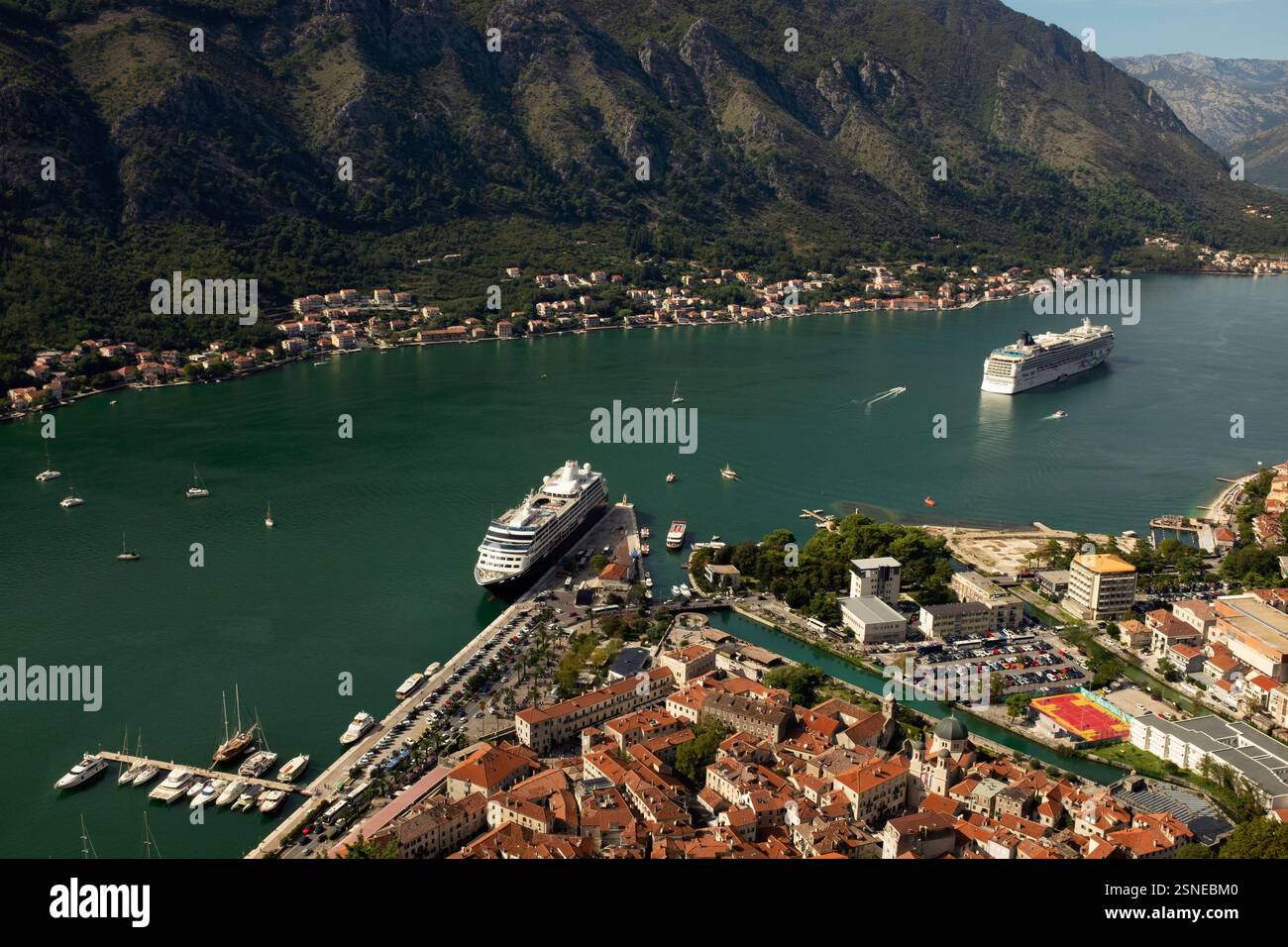 Bateaux de croisière dans la baie de Kotor, de la forteresse d'Ivan, Kotor, Monténégro Banque D'Images